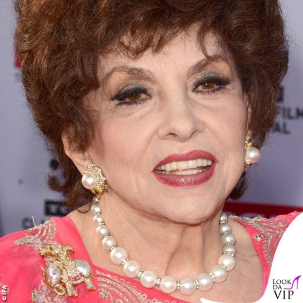 Gina Lollobrigida nel 2016 con collana e orecchini perle. La spilla con pietre preziose rappresenta un elefante  