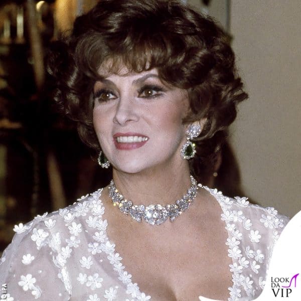 Gina Lollobrigida con i gioielli Bulgari battuti all'asta: il collier-bracciale di diamanti e gli orecchini con smeraldi