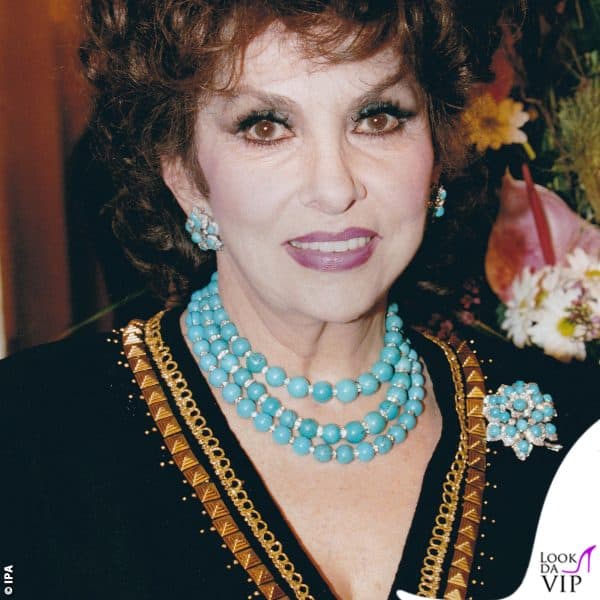 Gina Lollobrigida con una parure in diamanti e turchesi composta da collana, orecchini e spilla 