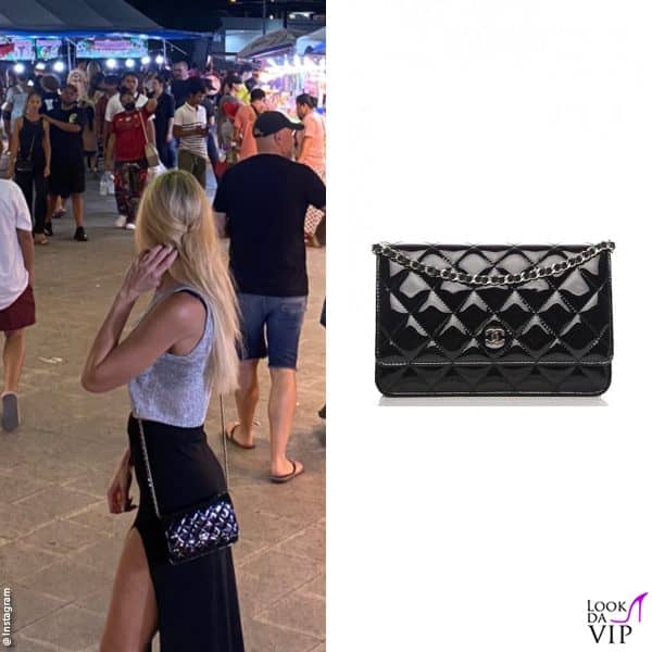 per i mercati cittadini con una minibag vintage di Chanel 