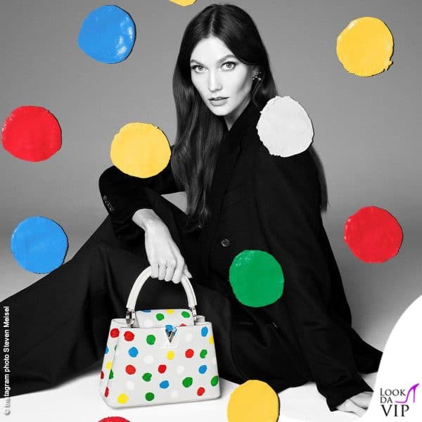 Karlie Kloss nelle foto promozionali mostra la borsa Louis Vuitton