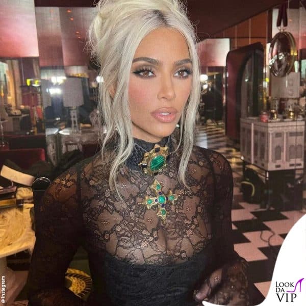 in Italia con un outfit Dolce&Gabbana per le nozze della sorella Kourtney con Travis Barker