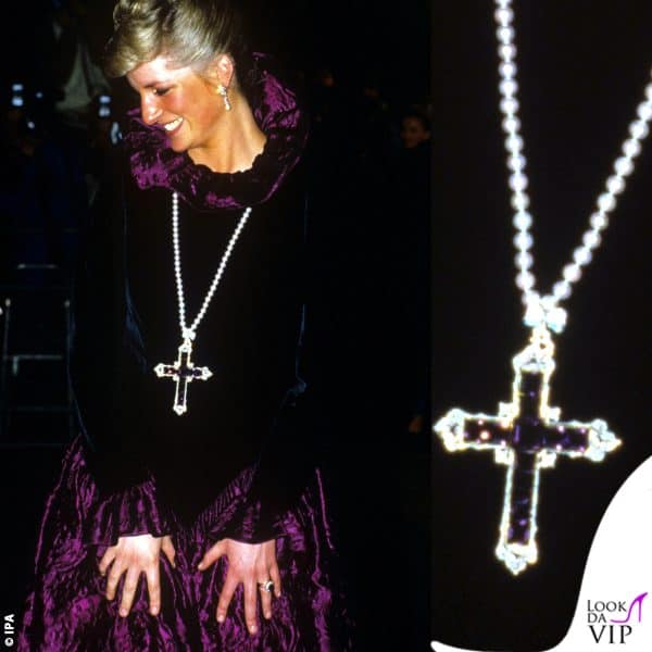 Il gioiello era stato prestato alla principessa del Galles, lei lo indossò appeso ad una collana di perle, con un abito di Catherine Walker