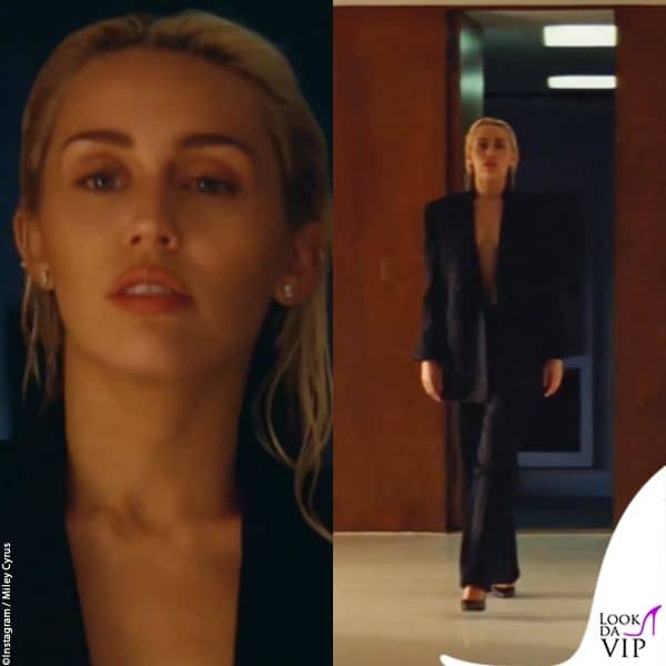con la pant-suit portata senza reggiseno 