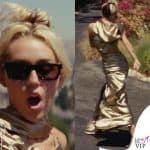 i look del video Flowers di Miley Cyrus