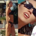i look del video Flowers di Miley Cyrus