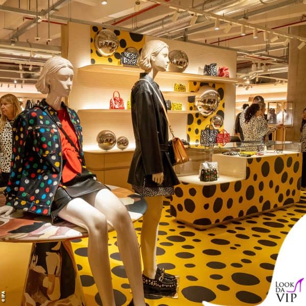 I pois di Yayoi Kusama invadono gli arredi e i capi in vendita