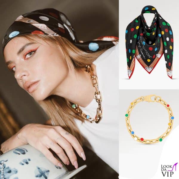 L'influencer sfoggia anche foulard e collana con i pois