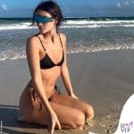 i look di vittoria ceretti in vacanza al mare con il marito