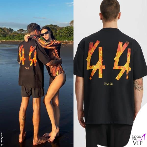 abbracciata al marito, che indossa una t-shirt di 44 Label Group 
