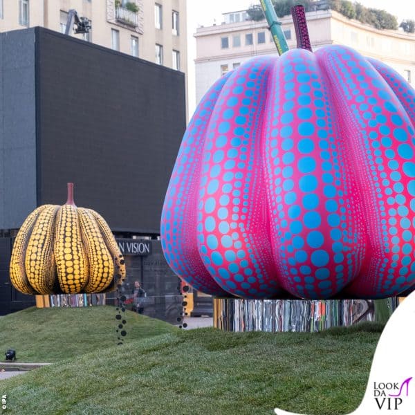 Le zucche dell'artista giapponese Yayoi Kusama apparse in piazza San Babila a Milano