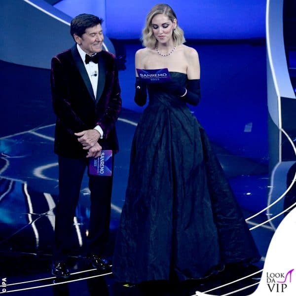 dopo un po' Chiara toglie la stola e mette i guanti: l'abito nero di Dior è elegantissimo 