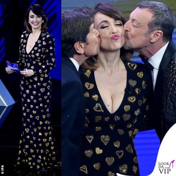 l'abito nero è ricoperto da tanti cuori d'oro di paillettes e ricami