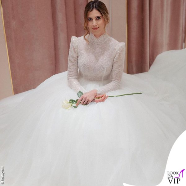 Francesca prova anche un abito da principessa, pomposo e scenografico