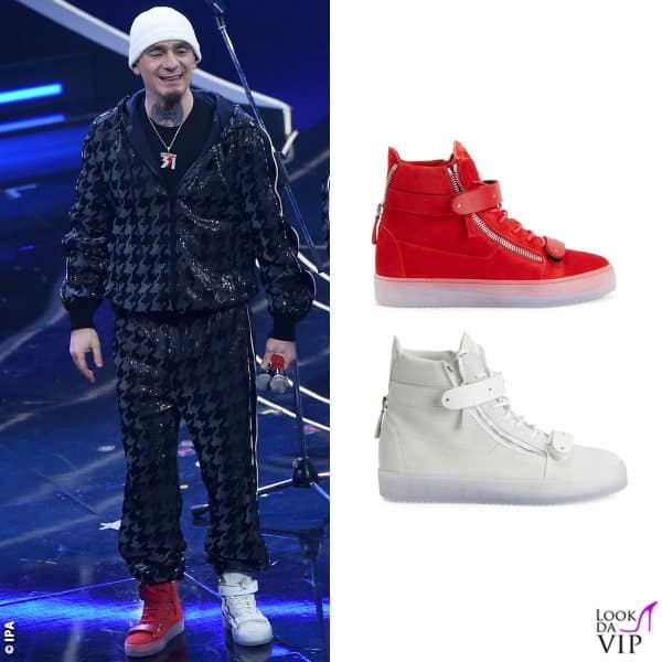 JAx canta con scarpe di diverso colore: sono le Coby  Zanotti (outfit Iceberg)