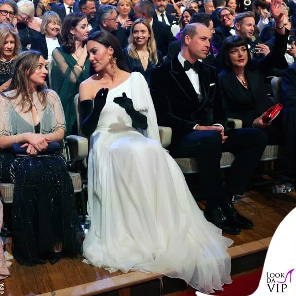 Kate si intrattiene con i presenti 