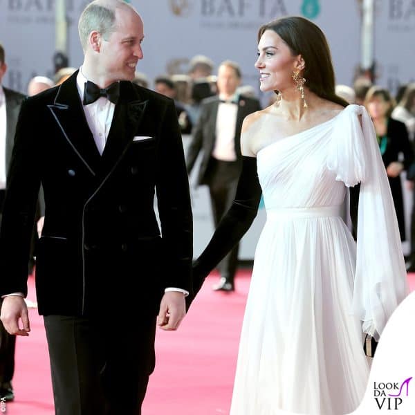 Kate passa la mano sulle natiche di William 