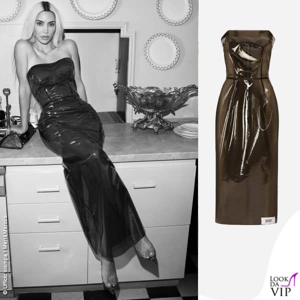 Le curve di Kim fasciate da un abito in pvc nero