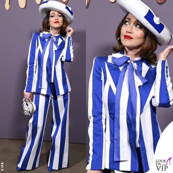 Chiara Francini torna a fare la diva con Moschino (con tanto di cappello-salvagente)