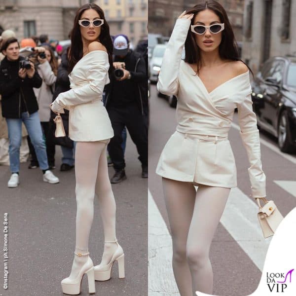 Giulia De Lellis in toal white Philosophy by Lorenzo Serafini punta sulle gambe