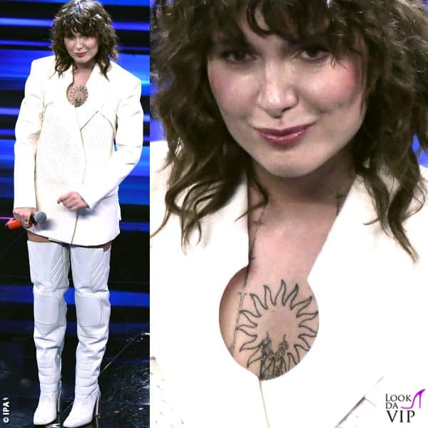 il blazer-dress Off-White di Madame sottolinea il tatuaggio a sole 