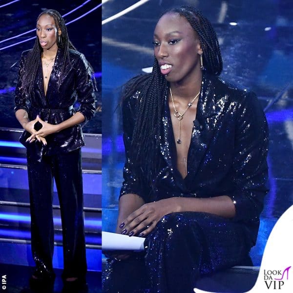 anche Paola Egonu, co-conduttrice della terza serata, ha osato con le scollature (completo Emporio Armani)