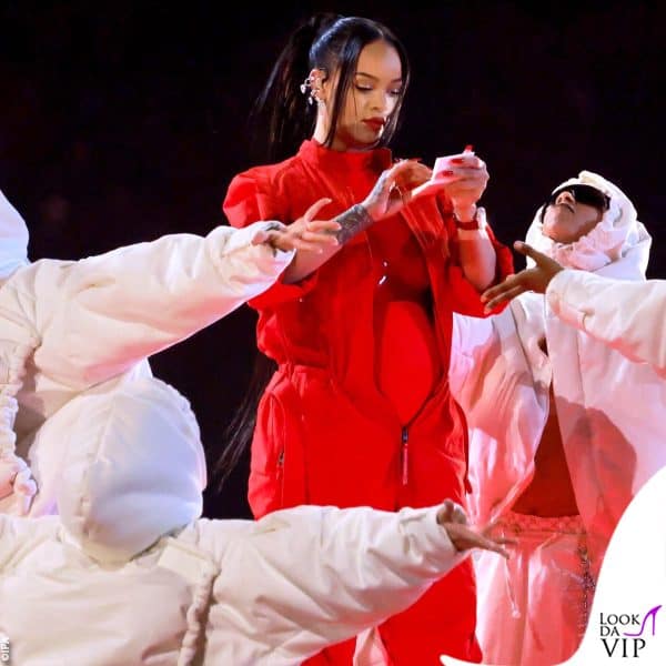 a un certo punto durante lo show, RiRi si è aggiustata il trucco, con un prodotto della sua linea beauty