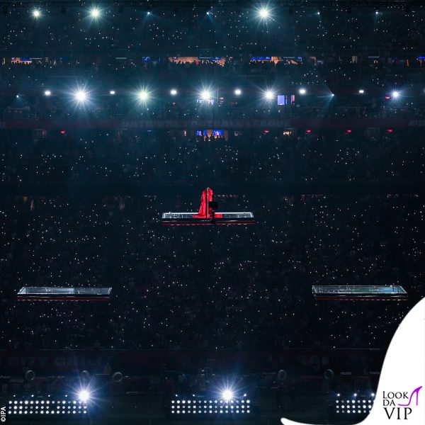 Rihanna su una piattaforma sospesa: è questo l'inizio dell'Halftime Show del Super Bowl 