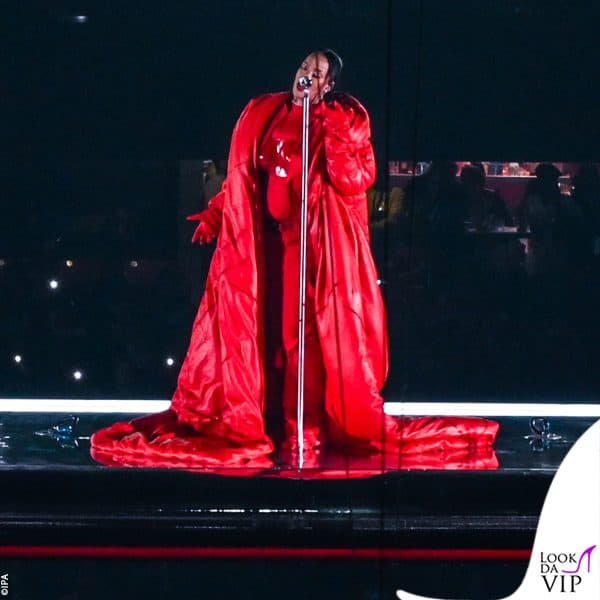 la cantante in total red