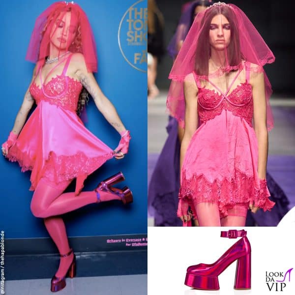 abito Versace, scarpe Christian Louboutin 