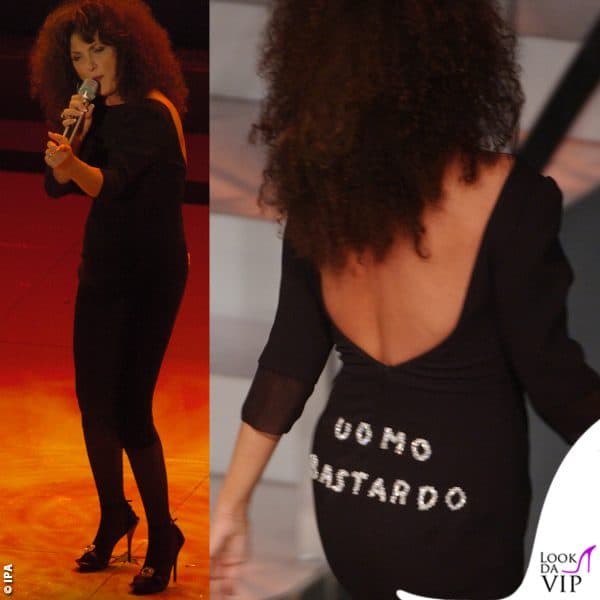 2005: Marcella Bella canta indossando un tubino con la scritta denuncia "Uomo Bastardo" che è anche il titolo della sua canzone