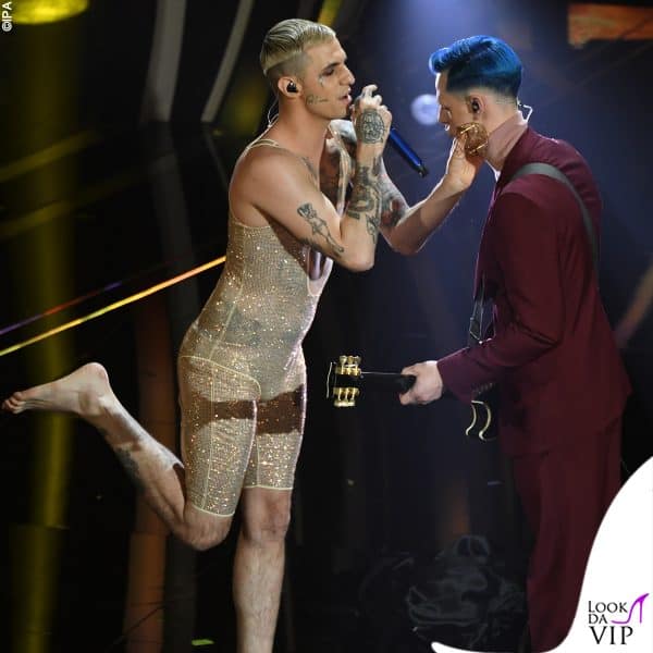 2020: Achille Lauro spiazza l'Ariston con la tutina dorata Gucci, interpretando San Francesco. E' il primo dei suoi travestimenti trasgressivi