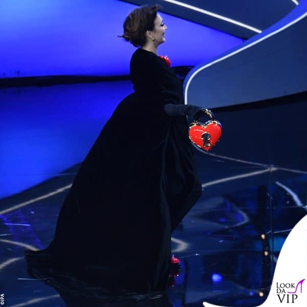 la Francini esce dal palco: direzione cambio d'abito 