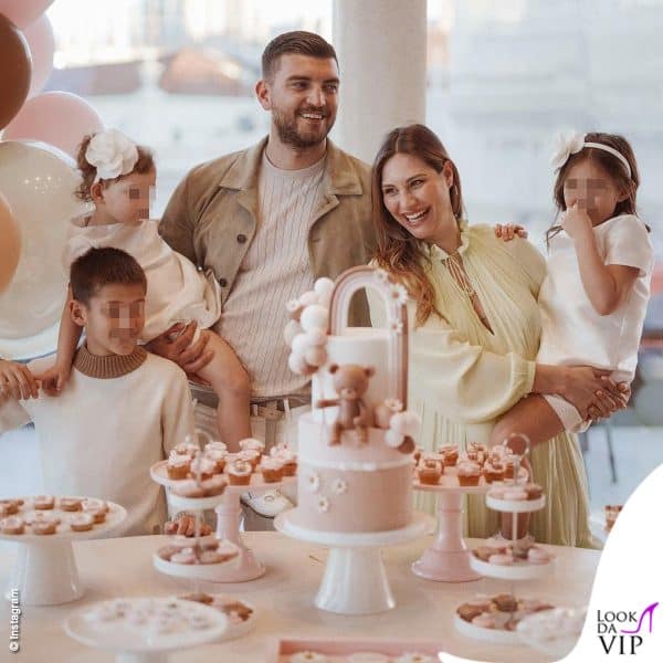 La famiglia al momento del taglio della torta