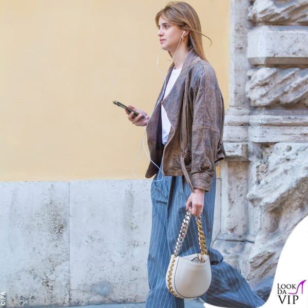 Benedetta Porcaroli in centro a Roma