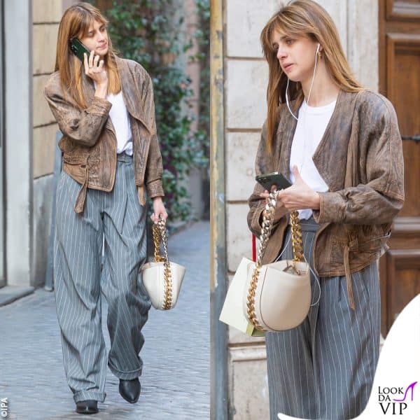look casual con pantaloni larghi gessati e giacca in pelle 