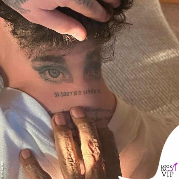sul collo Beckham ha anche gli occhi di Nicola, che gli guardano le spalle 