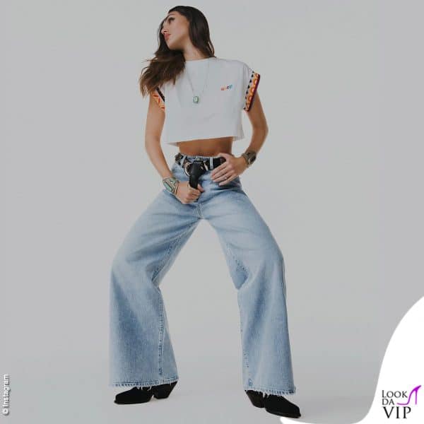 Sexy e spavalda in posa per il brand di abbigliamento