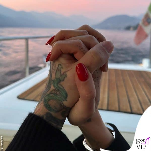 lo scatto pubblicato da Fedez per ringraziare la moglie del supporto 