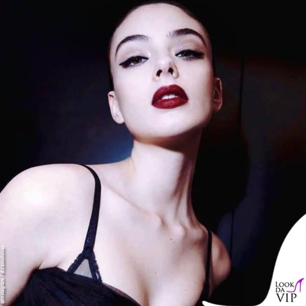 una diva con i capelli raccolti e il rossetto carminio 
