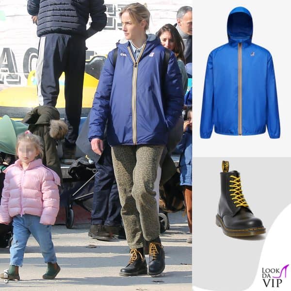 Al parco con la figlia, Eva Riccobono indossa giubbotto K-way e scarpe Doctor Marten's