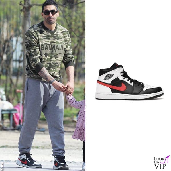 per Magnini: felpa Balmain, pantaloni Gaelle, sneakers Nike