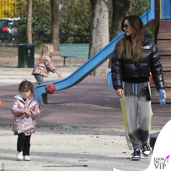 la Palmas chiacchiera con la figlia 