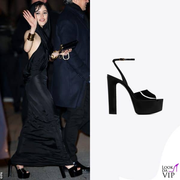 Jenna Ortega con le "Jodie" di Saint Laurent (875 euro)