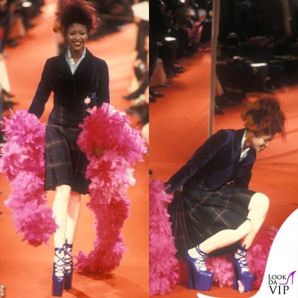 Naomi Campbell in passerella per Vivienne Westwood nel 1993