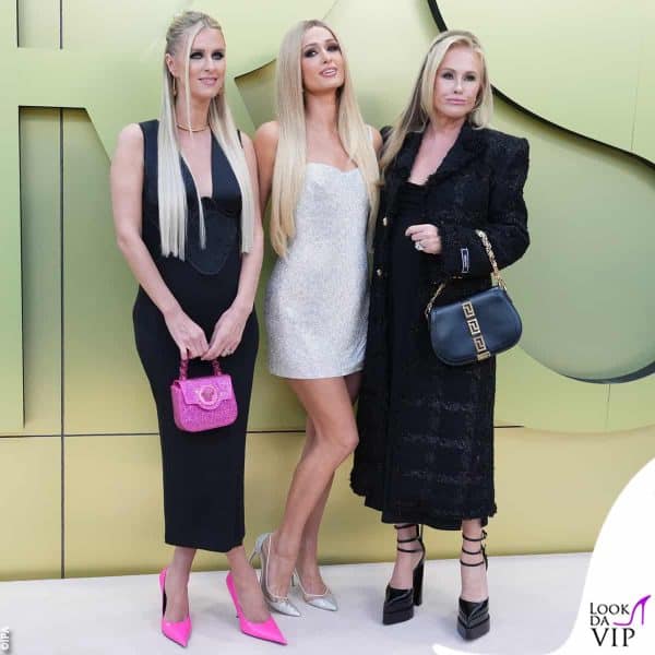 Nicky, Paris e Kathy Hilton alla sfilata Versace a Los Angeles