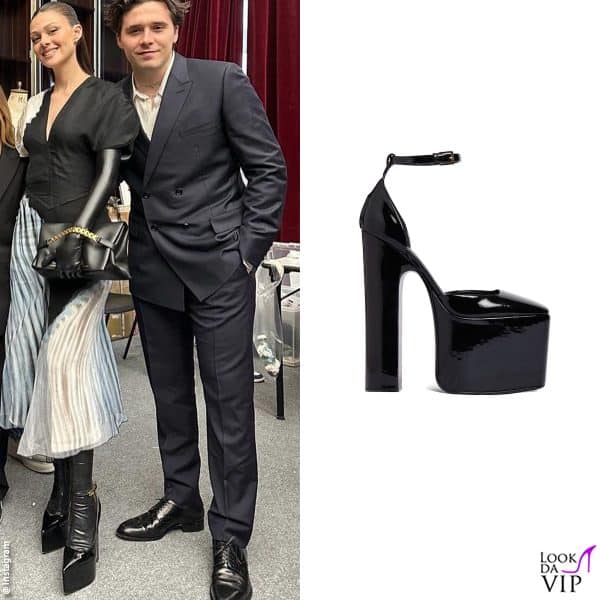 Nicola Peltz con le "Discobox" di Valentino (950 euro)