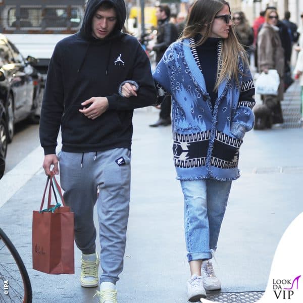 Nicolò Barella a spasso con la moglie Federica Schievenin dopo lo shopping da Loro Piana: lui è in total look Nike, lei indossa un cardigan Alanui