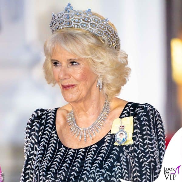Camilla non si è risparmiata in quanto a gioielli 