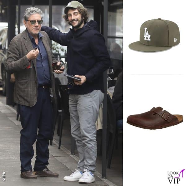 Sergio Castellitto indossa pantofole Birkenstock, suo figlio Pietro Castellitto il cappello della squadra dei Dodgers e scarpe New Balance